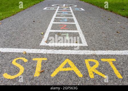Un dessin pour un jeu pour enfants - hopscotch sur une route asphaltée Banque D'Images