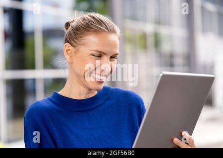 Bonne femme d'affaires moyenne adulte utilisant une tablette numérique Banque D'Images