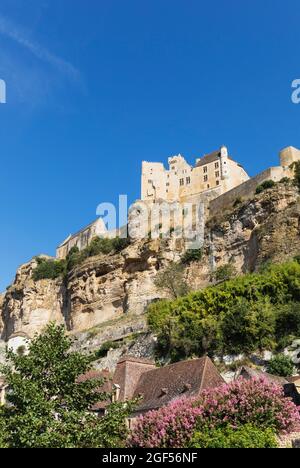 France, Dordogne, Beynac-et-Cazenac, ciel clair sur le château de falaise surplombant le village en contrebas Banque D'Images