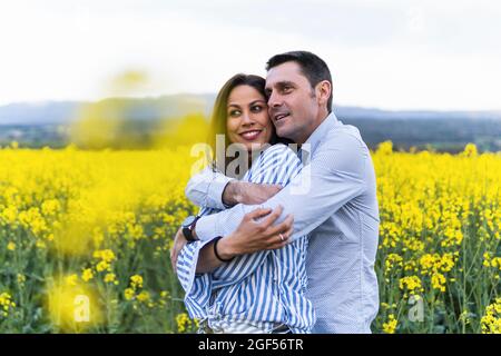 Couple romantique embrassant dans le champ jaune Banque D'Images