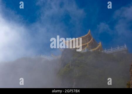 Chine, Sichuan, Emeishan City, Fog enveloppe le temple bouddhiste au sommet du mont Emei Banque D'Images