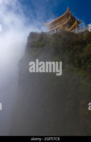 Chine, Sichuan, Emeishan City, Fog enveloppe le temple bouddhiste au sommet du mont Emei Banque D'Images