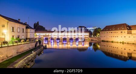 France, Bas-Rhin, Strasbourg, longue exposition du canal de l'Ill au crépuscule avec pont de barrage Vauban en arrière-plan Banque D'Images