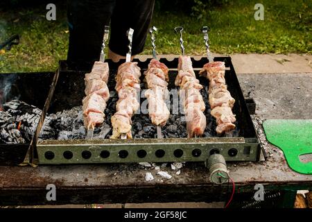 Shish kebab sur les brochettes à l'extérieur en gros plan. Brazier électrique avec brochettes tournantes. Banque D'Images