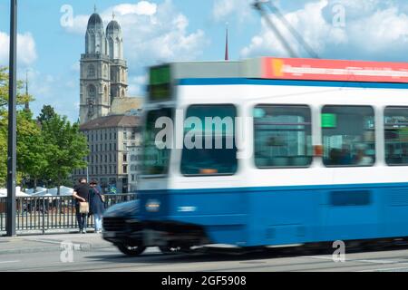 Zurich, Suisse - 13 juillet 2019 : un tramway qui surprend une voiture d'attente en face de l'église Grossmuenster Banque D'Images