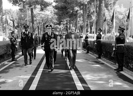 Kaboul, Afghanistan (19 août 2018) Le Général de l'armée américaine John Nicholson, commandant de la Mission de l'appui résolu et américain Forces-Afghanistan, promenades avec Mohammed Masoom Stanekzai, Directeur de la Direction générale de la sécurité nationale, avant le début d'une journée de l'indépendance de l'Afghanistan de la cérémonie au Ministère de la Défense, le 19 août 2018, à Kaboul, en Afghanistan. (U.S. Air Force photo de Tech. Le Sgt. Sharida Jackson) Banque D'Images