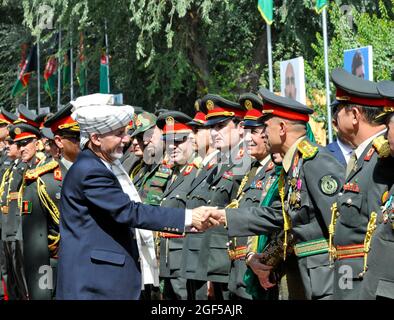 Kaboul, Afghanistan (19 août 2018) Le président Ashraf Ghani, le président de l'Afghanistan, serre la main avec le Sgt. Le major Roshan Safi, sergent-major de l'armée afghane avant le début d'une journée de l'indépendance de l'Afghanistan de la cérémonie au Ministère de la Défense, le 18 août 2019, à Kaboul, en Afghanistan. (U.S. Air Force photo de Tech. Le Sgt. Sharida Jackson) Banque D'Images