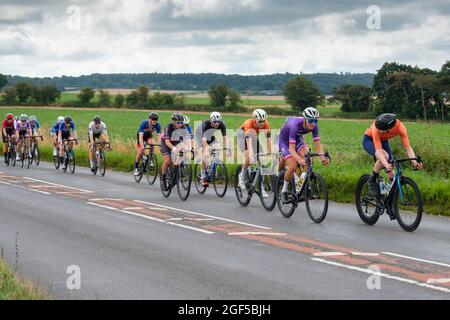 Les cyclistes participant à la course sur route Victor Berlemont Trophy 2021 autour de Woodcote dans l'Oxfordshire Banque D'Images