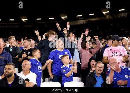 NOTE DES ÉDITEURS : geste. Les fans de Leicester City réagissent après que Youri Tielemans de Leicester City ait obtenu le premier but du match de la Premier League au stade de Londres, à Londres. Date de la photo: Lundi 23 août 2021. Banque D'Images