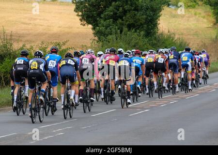 Les cyclistes participant à la course sur route Victor Berlemont Trophy 2021 autour de Woodcote dans l'Oxfordshire Banque D'Images