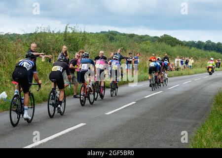 Les cyclistes participant à la course sur route Victor Berlemont Trophy 2021 autour de Woodcote dans l'Oxfordshire Banque D'Images