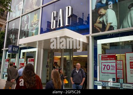 Extérieur de GAP London Oxford Street Flagship Store près de Bond Street montrant la signalisation et les fenêtres des magasins - 17 août 2021 - fermeture des soldes Banque D'Images