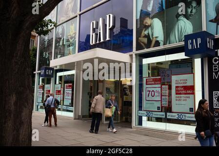 Extérieur de GAP London Oxford Street Flagship Store près de Bond Street montrant la signalisation et les fenêtres des magasins - 17 août 2021 - fermeture des soldes Banque D'Images