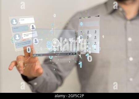 Personne présentant un rendu 3D d'une interface de développement Web Banque D'Images