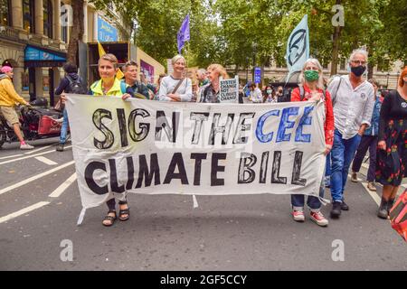 Londres, Royaume-Uni. 23 août 2021. Extinction les manifestants de la rébellion dans Charing Cross Road au début de leur campagne de deux semaines, l'impossible rébellion. (Crédit : Vuk Valcic / Alamy Live News) Banque D'Images
