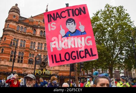 Londres, Royaume-Uni. 23 août 2021. Extinction les manifestants de la rébellion à Cambridge Circus au début de leur campagne de deux semaines, l'impossible rébellion. (Crédit : Vuk Valcic / Alamy Live News) Banque D'Images