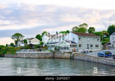 Le Ferry House Inn at Hazelbeach, Milford Haven, Pembrokeshire, pays de Galles est une maison d'hôtes, pub et restaurant offrant l'hébergement aux vacanciers. Banque D'Images