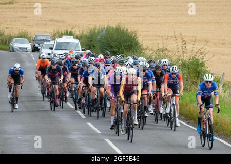 Les cyclistes participant à la course sur route Victor Berlemont Trophy 2021 autour de Woodcote dans l'Oxfordshire Banque D'Images