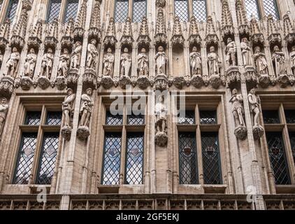 Bruxelles, Belgique - 31 juillet 2021 : détail de la façade latérale de l'hôtel de ville montre des rangées de toutes les statues de personnes différentes dans leurs niches. Banque D'Images