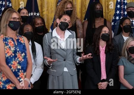 Breanna Stewart gestes en tant que président des États-Unis Joe Biden accueille la tempête de Seattle à la Maison Blanche à Washington, DC, en rendant hommage à l'équipe pour son Championnat WNBA 2020 le lundi 23 août 2021. Crédit: Chris Kleponis/CNP Banque D'Images