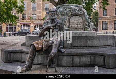 Bruxelles, Belgique - 31 juillet 2021 : gros plan de Charles Buls avec sa statue de chien et sa fontaine sur Grasmarkt. Banque D'Images