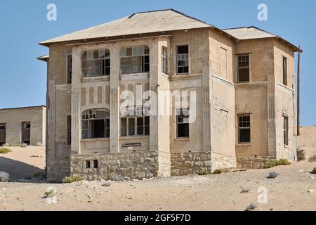 Abandon du bâtiment Quartermaster dans la ville fantôme de l'ancienne communauté minière de diamants de Kolmanskop, Namibie. Banque D'Images