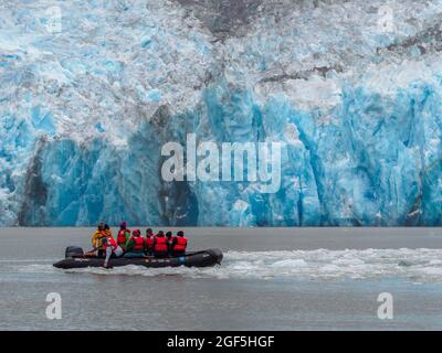 Exploration du glacier Dawes dans un zodiaque, Endicott Arm, Dawes Glacier, Alaska, États-Unis Banque D'Images