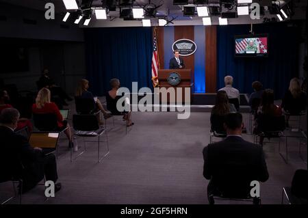 Le secrétaire de presse du Pentagone John F. Kirby tient un exposé de presse avec le commandant du Commandement des transports des États-Unis, le général de l'Armée américaine Steve Lyons, au Pentagone, Washington, D.C., le 23 août, 2021. (Photo du DoD par le sergent d'état-major de la Force aérienne des États-Unis. Julian W. Kemper) Banque D'Images