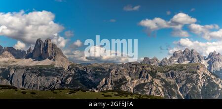 Panorama avec vue sur le Tre cime di Lavaredo depuis la Piazza Prato Banque D'Images