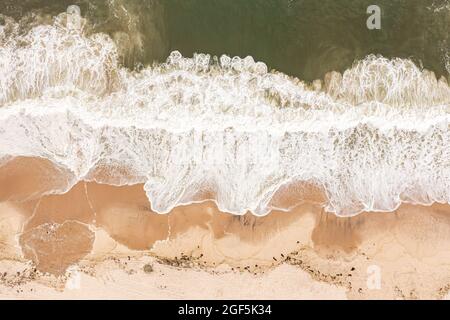 Vue aérienne sur les vagues à Flying point Beach Banque D'Images