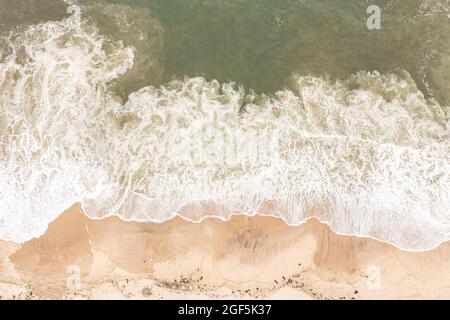 Vue aérienne sur les vagues à Flying point Beach Banque D'Images