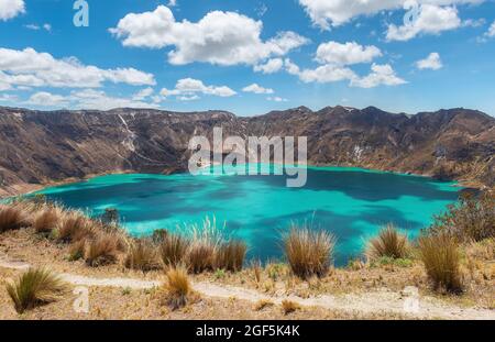 Lagune de cratère volcanique de Quilotoa avec eaux turquoise et sentier de randonnée de Quilotoa Loop près de Quito, Equateur. Banque D'Images