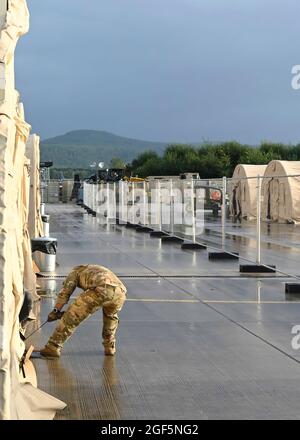 Le maître de charge du 37e Escadron de transport aérien, Joshua Stiltner, ancien Airman, tire fermement pour y monter un gousse lors de l'opération alliés refuge à la base aérienne de Ramstein, en Allemagne, le 22 août 2021. Ces dosettes peuvent être mises en place en moins de 20 minutes et peuvent accueillir jusqu'à 26 personnes. (É.-U. Photo de la Force aérienne par Airman Senior Caleb S. Kimmell via American PhotoArchive/Alay) Banque D'Images