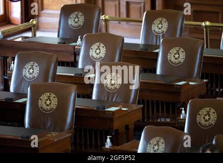 Austin, Texas, États-Unis. 23 août 2021. Les présidents démocrates vides de la Chambre des représentants du Texas où les républicains rencontrent à peine assez de membres pour faire quorum après une semaine de vote démocrate au point mort et des projets de loi budgétaires. Quelques démocrates ont fait un retour pour la deuxième des trois sessions spéciales prévues au Texas. Crédit : Bob Daemmrich/Alay Live News Banque D'Images