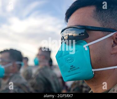 Des soldats de la 2e équipe de combat de la Brigade blindée, 1re Division blindée, attendent d'assister au premier vol d'Afghans arrivant à fort Bliss, Texas, le 21 août 2021. Le ministère de la Défense, à l'appui du ministère d'État, fournit des services de transport et des logements temporaires à l'appui de l'opération alliés refuge. Cette initiative s'inscrit dans le cadre de l'engagement de l'Amérique envers les citoyens afghans qui ont aidé les États-Unis et leur fournit un soutien essentiel dans des lieux sûrs à l'extérieur de l'Afghanistan. (É.-U. Photo de l'armée par David PoE) Banque D'Images