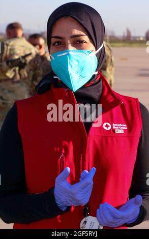 Reihaveh Hagybeigi, un représentant de la Croix-Rouge américaine, se prépare à aider les passagers à partir du premier vol de l'aéroport international de Kaboul Hamid Karzaï à fort Bliss, Texas, le 21 août 2021. Le ministère de la Défense, à l'appui du ministère d'État, fournit des services de transport et des logements temporaires à l'appui de l'opération alliés refuge. Cette initiative s'inscrit dans le cadre de l'engagement de l'Amérique envers les citoyens afghans qui ont aidé les États-Unis et leur fournit un soutien essentiel dans des lieux sûrs à l'extérieur de l'Afghanistan. (É.-U. Photo de l'armée par le Maj. Steven Modugno) Banque D'Images