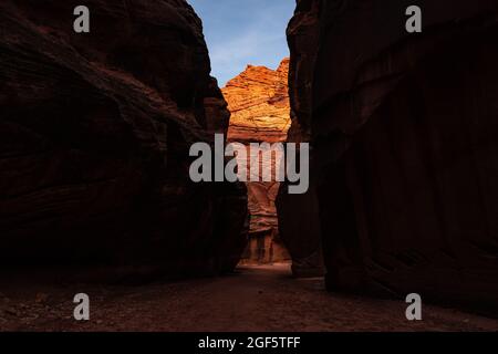 Le mur orange vif traverse le canyon sombre dans le goulet Buckskin Banque D'Images