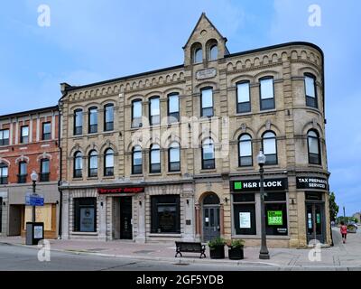 Ontario, Canada - le 13 août 2021 : les anciens bâtiments commerciaux conservés dans les années 1800 donnent au centre-ville un sentiment de continuité et d'histoire. Banque D'Images