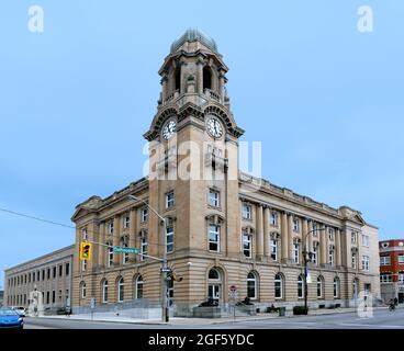 Ontario, Canada - le 13 août 2021 : un édifice du gouvernement des beaux-arts du début des années 1900 est maintenant utilisé pour le campus de l'Université Wilfrid Laurier à Banque D'Images