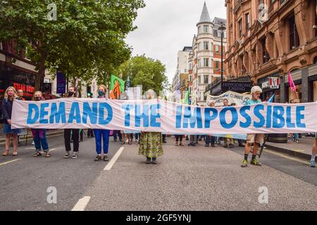 Londres, Royaume-Uni. 23 août 2021. Les manifestants tiennent une bannière qui dit exiger l'impossible pendant la manifestation à Charing Cross Road. Extinction les manifestants de la rébellion se sont rassemblés dans le centre de Londres pour le début de leur campagne de deux semaines intitulée Impossible rébellion, appelant le gouvernement britannique à agir de manière significative sur la crise écologique et climatique. Crédit : SOPA Images Limited/Alamy Live News Banque D'Images