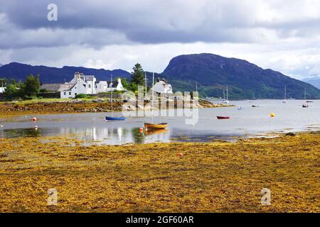 Des voiliers traditionnels en bois hauts en couleur font le point sur le port dans le pittoresque village de Plockton, dans les Highlands écossais. Banque D'Images