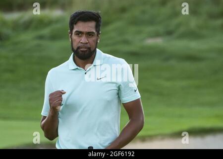 New York, États-Unis. 23 août 2021. Tony Finau célèbre après son putt sur le 18e vert pour faire le pair et gagner dans un match contre Cameron Smith de l'Australie dans la dernière ronde de la Northern Trust 2021 dans le cadre des éliminatoires de la FedEx Cup au Liberty National Golf Club de Jersey City, New Jersey le lundi 23 août 2021. Photo de Corey Sipkin/UPI crédit: UPI/Alay Live News Banque D'Images