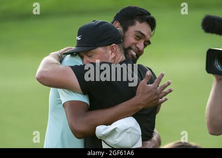 New York, États-Unis. 23 août 2021. Tony Finau fête avec son entraîneur Boyd Summerhays après son putt sur le 18e vert pour faire par et gagner dans un match contre Cameron Smith de l'Australie dans la dernière partie de la confiance du Nord 2021 dans le cadre des séries de la FedEx Cup au Liberty National Golf Club à Jersey City, New Jersey, le lundi 23 août 2021. Photo de Corey Sipkin/UPI crédit: UPI/Alay Live News Banque D'Images
