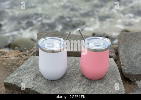 shakers de différentes couleurs sur des rochers avec le fond de l'océan, la mer Banque D'Images