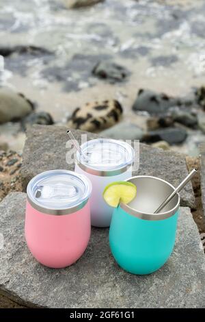 shakers de différentes couleurs sur des rochers avec le fond de l'océan, la mer Banque D'Images