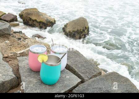 shakers de différentes couleurs sur des rochers avec le fond de l'océan, la mer Banque D'Images