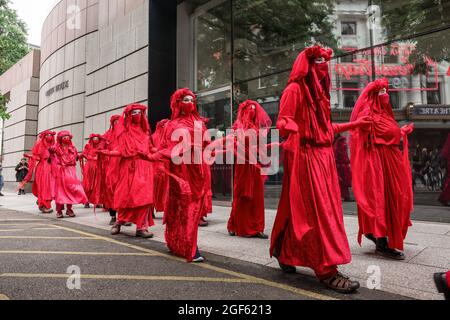 Londres, Royaume-Uni. 23 août 2021. Les manifestants de la Brigade des rebelles rouges se sont manifestant lors de la manifestation à Covent Garden.extinction la rébellion britannique a lancé une manifestation à Covent Garden à Londres pour sensibiliser les gens aux problèmes du changement climatique et les exhorter à prendre des mesures. Des manifestants ont été vus s'affronter avec des membres de la police MET ( Metropolitan ) tout au long de l'année. Certains manifestants se sont enfermés sous des fourgonnettes et ont refusé de quitter l'espace. Crédit : SOPA Images Limited/Alamy Live News Banque D'Images