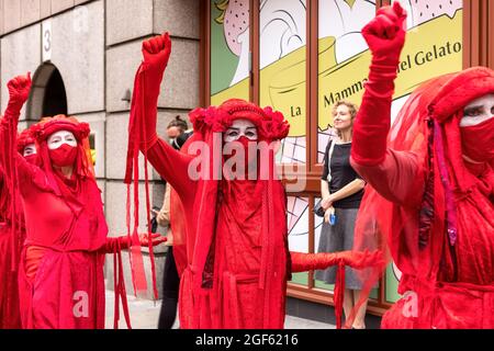 Londres, Royaume-Uni. 23 août 2021. Les manifestants de la Brigade des rebelles rouges se sont manifestant lors de la manifestation à Covent Garden.extinction la rébellion britannique a lancé une manifestation à Covent Garden à Londres pour sensibiliser les gens aux problèmes du changement climatique et les exhorter à prendre des mesures. Des manifestants ont été vus s'affronter avec des membres de la police MET ( Metropolitan ) tout au long de l'année. Certains manifestants se sont enfermés sous des fourgonnettes et ont refusé de quitter l'espace. Crédit : SOPA Images Limited/Alamy Live News Banque D'Images