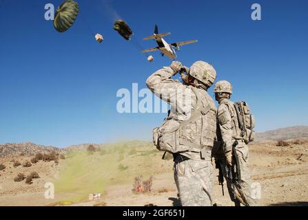 Un parachutiste du 1er Bataillon (Airborne), 503e Régiment d'infanterie, 173e Brigade aéroportée, regarde comme un avion vole au-dessus de lui tout en déposant des fournitures dans la province de Paktika, en Afghanistan, novembre 9. Banque D'Images