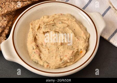 Vue en grand angle d'un bol de houmous maison Banque D'Images